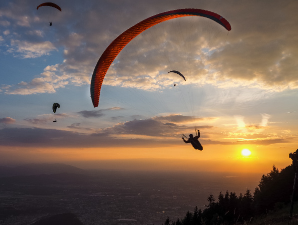 paraglider-sunset paragliders at sunset